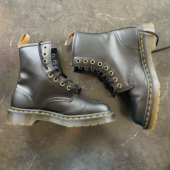 Men Dr Marten boots - Picture 8 of 8